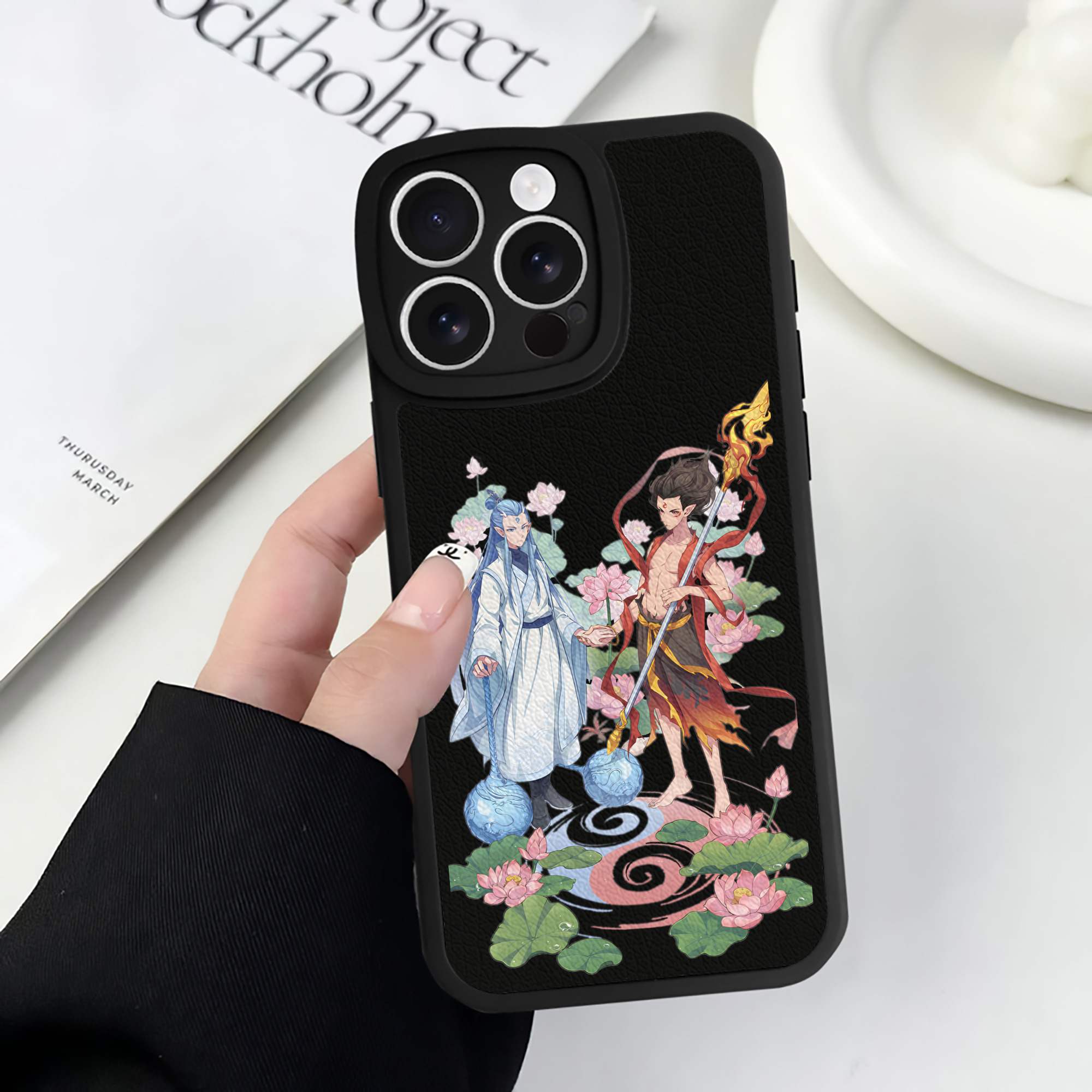 （画像用） Ne Zha 2 ナタ 魔童の大暴れ 【iPhone 16シリーズ対応】シリコンスマホケース（レザー調） 材質：シリコン